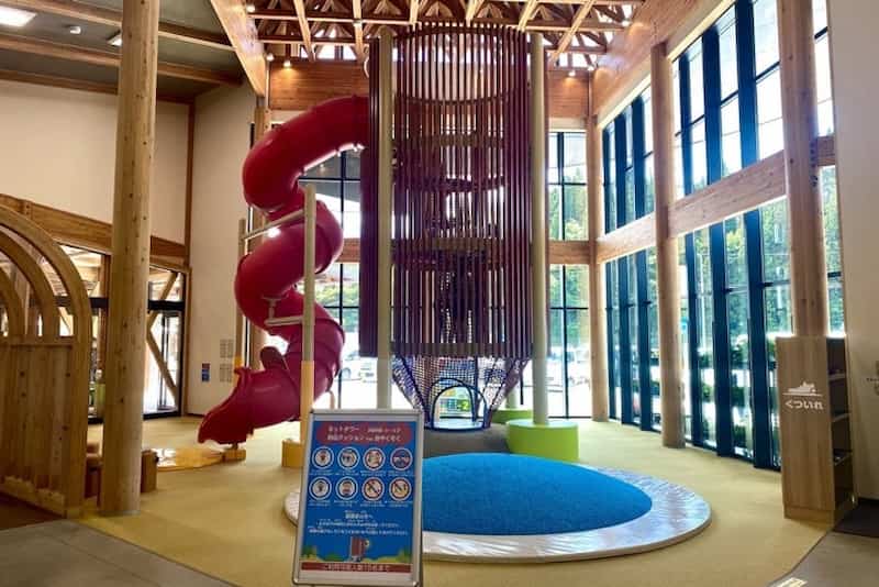 道の駅いわて北三陸　建物の入り口　こどもの遊び場　岩手県の道の駅