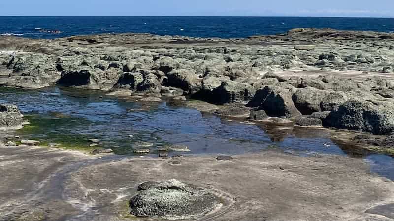 青森県　深浦　千畳敷海岸　水が溜まっっているところ
