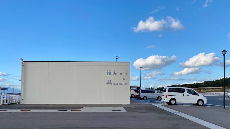 道の駅よこはま　休憩施設　トイレ　情報提供設備の建物　青森県の道の駅