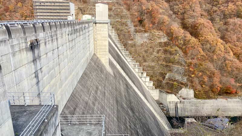 湯西川ダム 横から