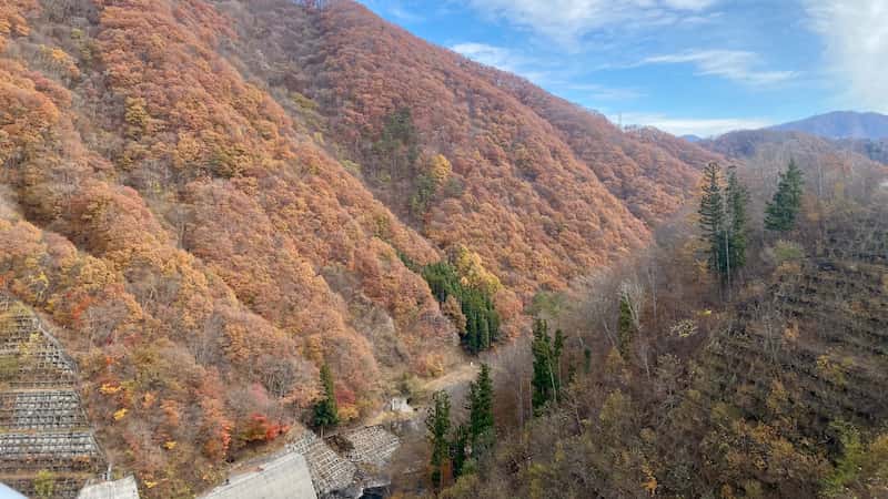湯西川ダムの下