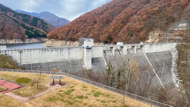 展望台から見た湯西川ダム