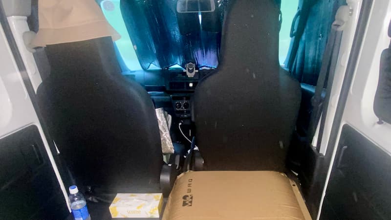 フロントのサンシェード 両端がカバーできない問題 車中泊