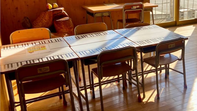 里の駅おぐに　フードコートの机と椅子　岩手県の観光