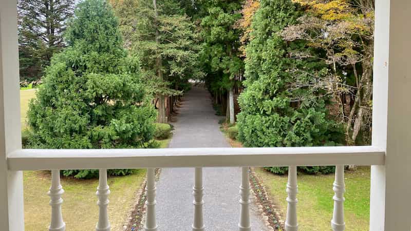 青木別邸2階のベランダから見た道